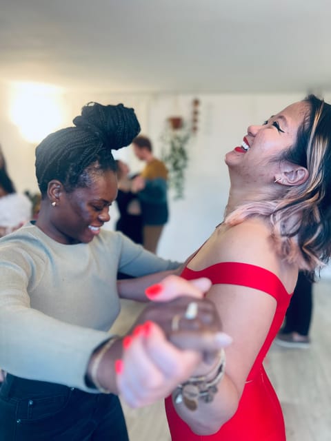 Barcelona: Rooftop Tango Lesson with Drinks and Videos - Who should book this experience?