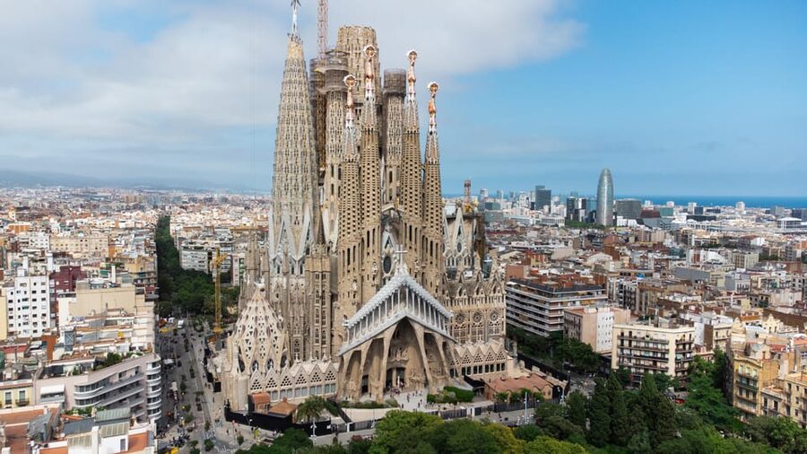 Barcelona: Sagrada Familia and Park Guell Combo Guided Tour - Sagrada Família: start with the building’s interior