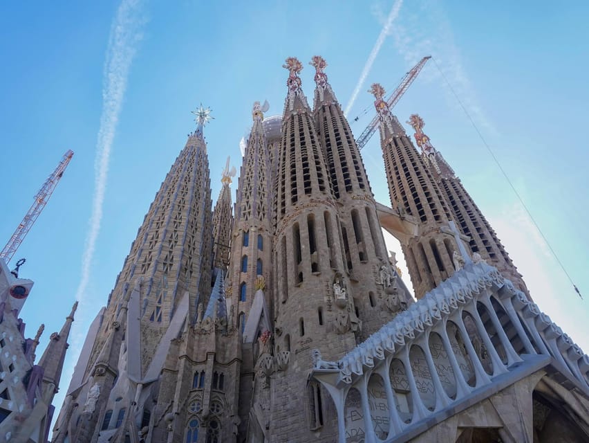 Barcelona: Sagrada Familia and Park Güell Tour - The guides make the difference