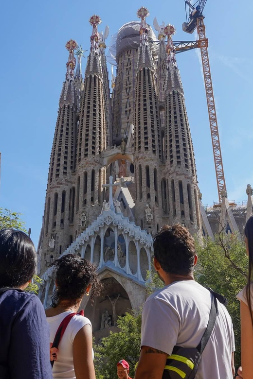 Barcelona: Sagrada Familia and Park Güell Tour - What to wear and what to expect at the door