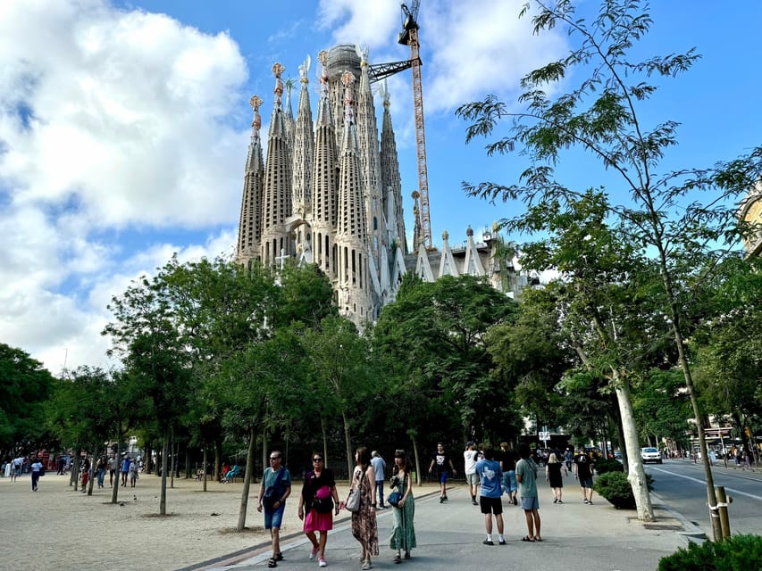 Barcelona: Sagrada Familia Entry Ticket and Guided Tour - Why a guided visit makes sense at Sagrada Família