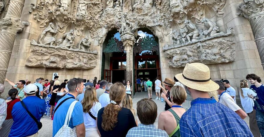 Barcelona: Sagrada Familia Entry Ticket and Guided Tour - Guide quality and group atmosphere
