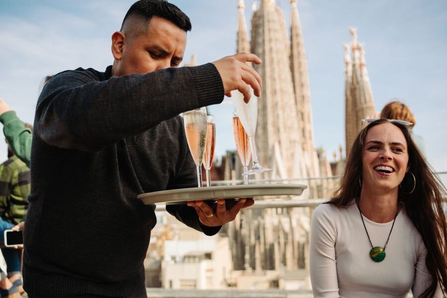 Barcelona: Sagrada Familia Evening Tour with Cava - What the $112 price buys you