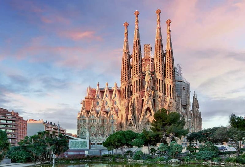 Barcelona: Sagrada Familia Evening Tour with Cava - How the two-hour route feels