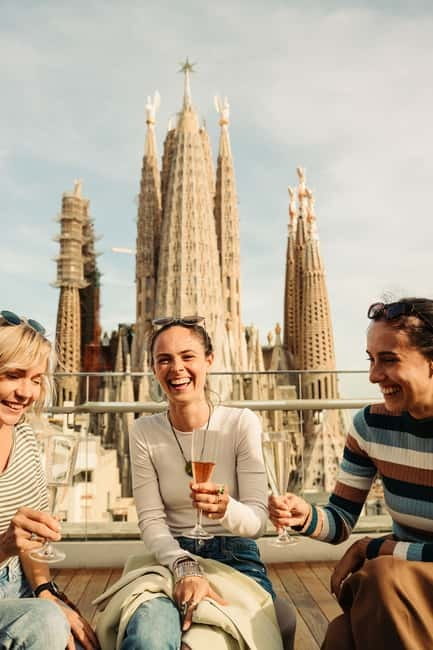 Barcelona: Sagrada Familia Evening Tour with Cava - The guides make the difference