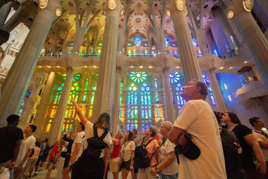 Barcelona: Sagrada Familia Fast Track Guided Tour - Free time inside after the commentary