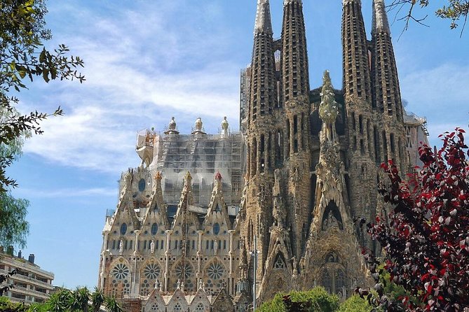 Barcelona: Sagrada Familia Fast Track Tour with Tower Option - Entering the basilica and seeing Gaudí’s interior
