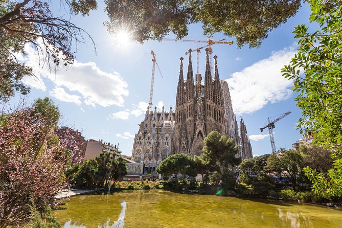 Barcelona: Sagrada Familia Guided Tour with Fast Track Access - Who should book this experience?