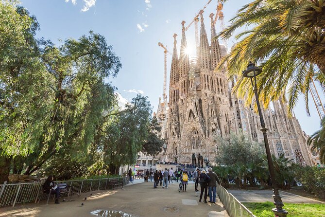 Barcelona: Sagrada Familia Guided Tour with Fast Track Access - Facades, figures, and the story outside