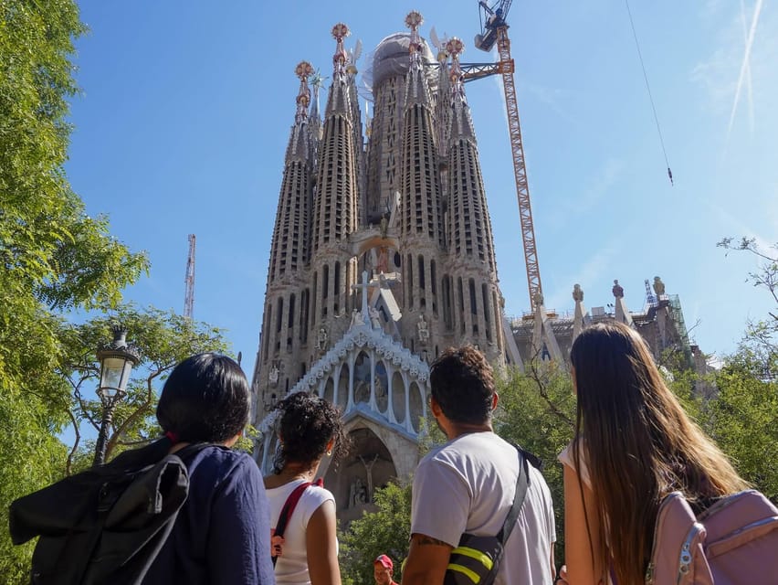 Barcelona: Sagrada Familia Guided Tour with Tower Access - Meeting at Carrer Sardenya 311