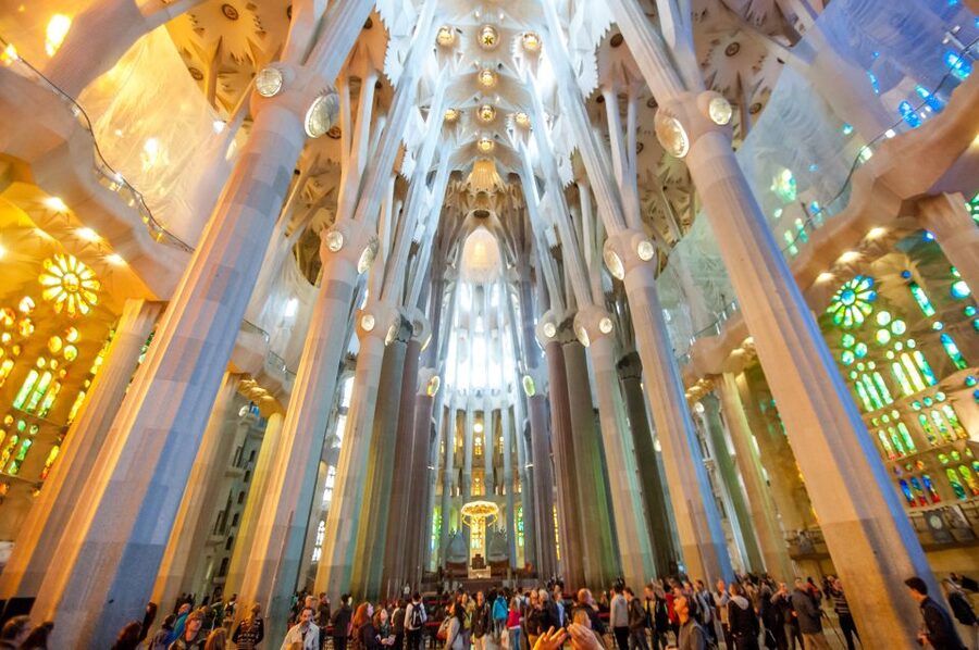 Barcelona: Sagrada Familia Guided Tour with Tower Access - Reading the nave through light and stone