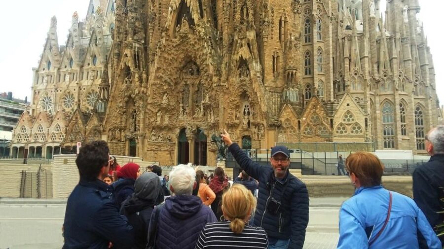 Barcelona & Sagrada Familia Half-Day Tour with Hotel Pickup - Montjuïc and the Mirador del Alcalde view