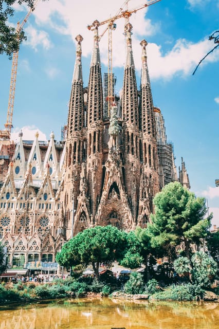Barcelona: Sagrada Familia, Modernism, and Old Town Tour - Reading Barcelona’s Modernist boulevard