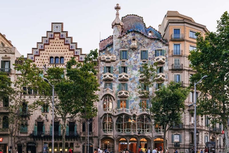 Barcelona: Sagrada Familia or Coastal City Sights by eBike - Meeting Gaudí outside the Sagrada Familia
