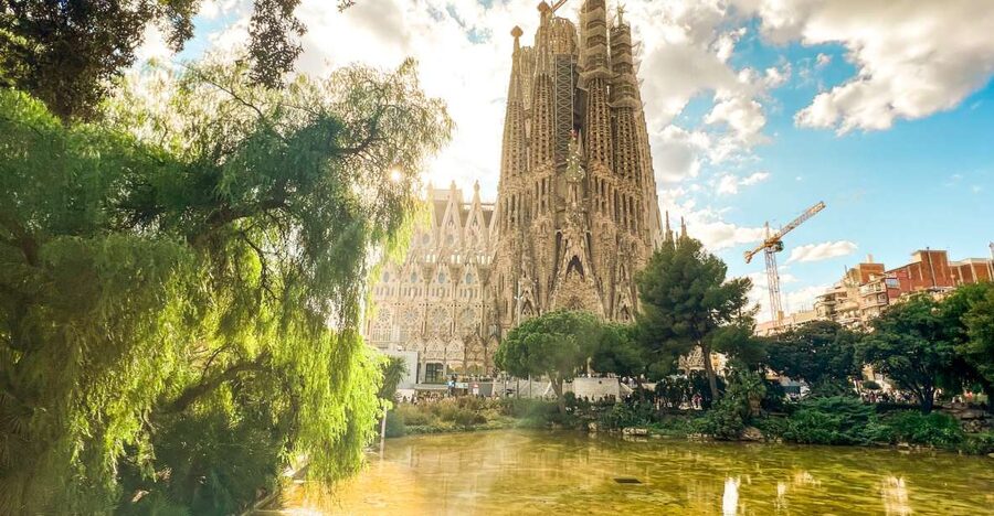 Barcelona: Sagrada Familia, Park Güell and Old Town Tour - Passeig de Gràcia and the ride toward Park Güell