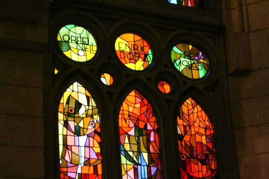 Barcelona: Sagrada Familia, Park Güell and Old Town Tour - What the guides add to the day