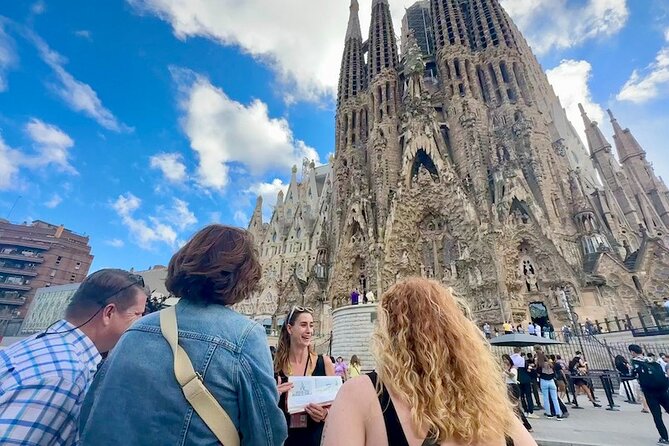 Barcelona: Sagrada Familia & Park Guell Guided Tour + Transfer - Lunch and the transfer to Sagrada Família