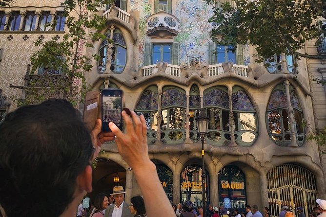 Barcelona: Sagrada Familia, Park Guell & Tapas Private Tour - Tapas lunch on Rambla Catalunya