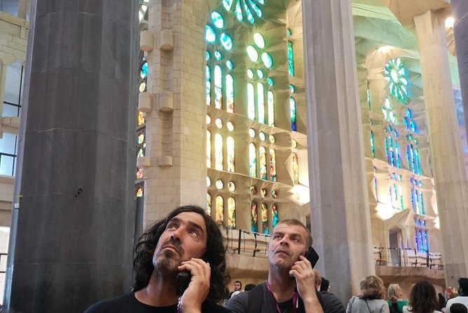 Barcelona: Sagrada Familia, Park Guell & Tapas Private Tour - Plaça Reial and Gaudí’s street lamps