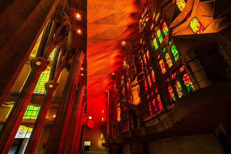 Barcelona: Sagrada Familia Priority Access Guided Tour - Reading the façades before looking up