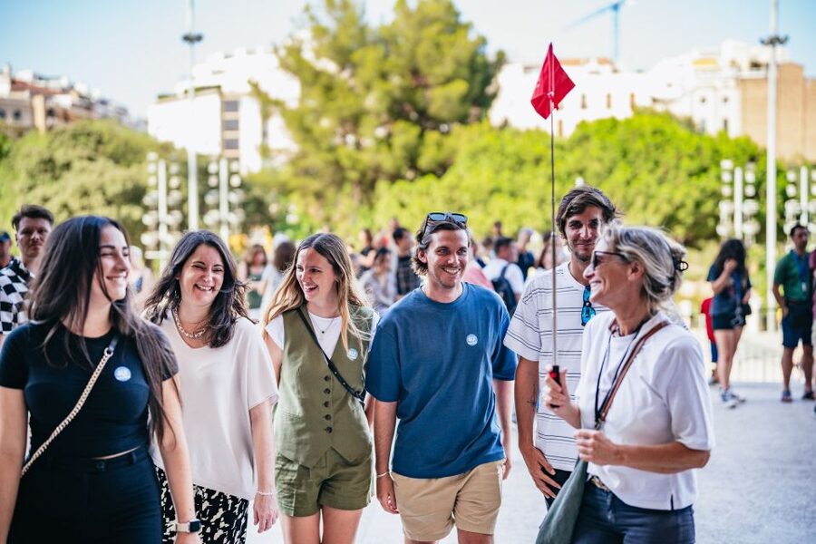 Barcelona: Sagrada Familia Skip-the-Line Entry Ticket & Tour - Meeting near Av. de Gaudí and getting inside