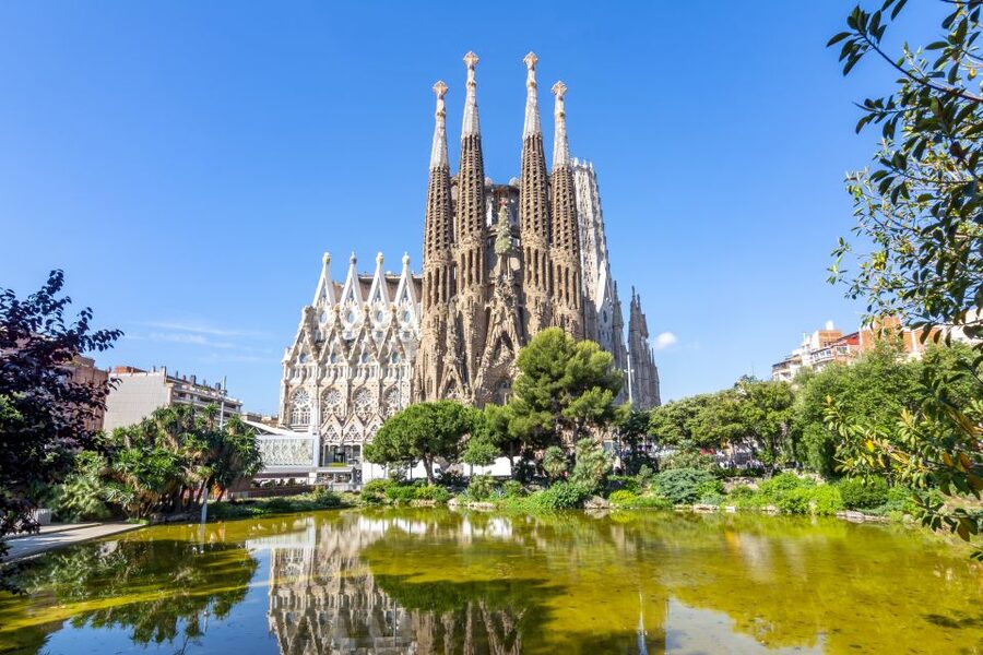 Barcelona: Sagrada Familia Skip The Line Insider Guided Tour - Why a guide helps inside Sagrada Familia