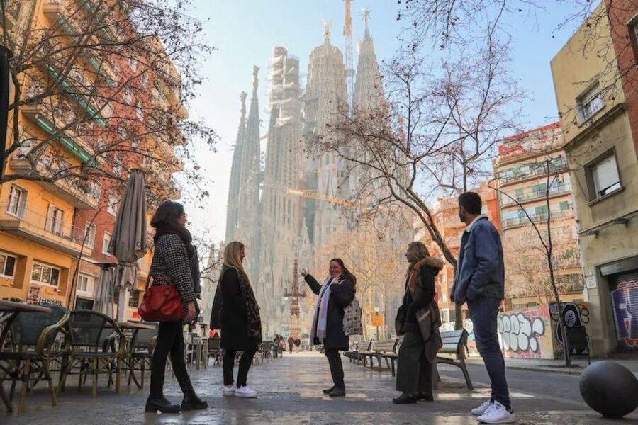 Barcelona: Sagrada Familia Skip The Line Insider Guided Tour - What the 90-minute schedule feels like