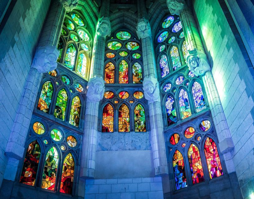 Barcelona: Sagrada Família Skip the Line Tour & Entry Ticket - Finding the Fanal Modernista meeting point