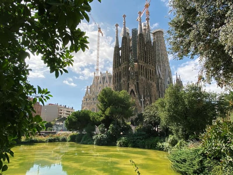 Barcelona: Sagrada Familia Skip-the-line Tour with Guide - Fast-track entry, with a small dose of patience