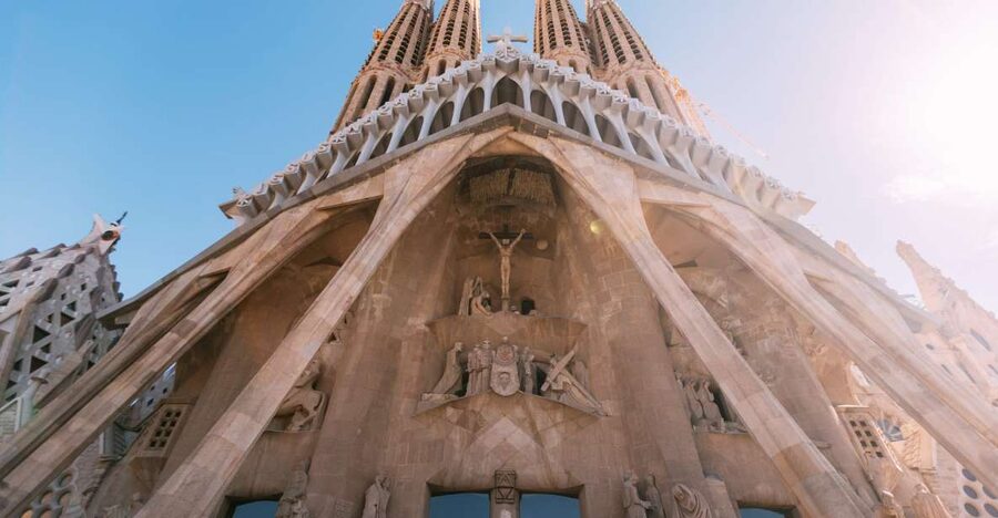 Barcelona: Sagrada Familia Small Group Guided Tour - The guided entry and first impressions