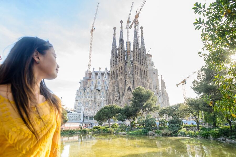 Barcelona: Sagrada Familia Tour & Optional Tower Visit - Meeting the guide on Carrer de Mallorca