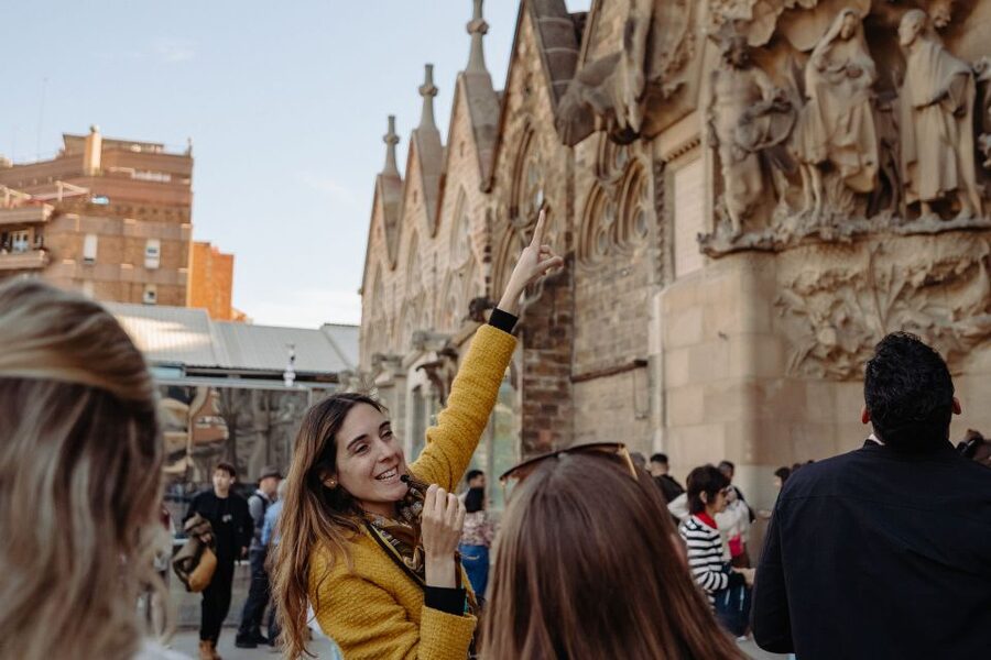 Barcelona: Sagrada Familia Tour w/Skip-the-Line Entry Ticket - Gaudí’s life and the story behind the building