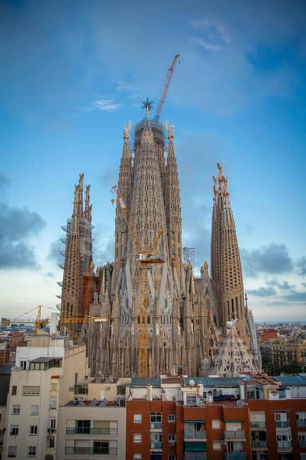 Barcelona: Sagrada Familia Tour with Optional Extras - Early morning or late afternoon can improve the visit
