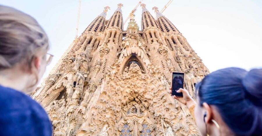 Barcelona: Sagrada Familia Tour with Optional Tower Access - Key points at a glance