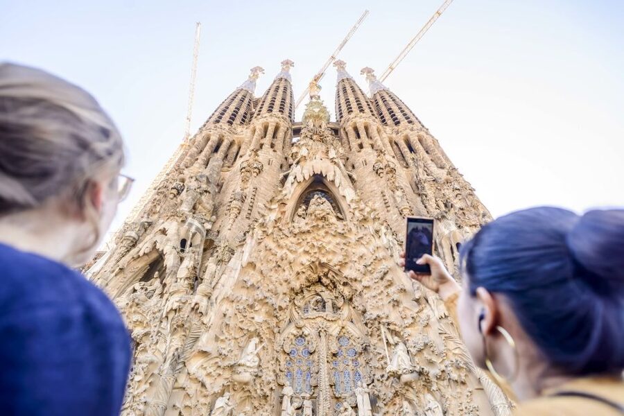Barcelona: Sagrada Familia Tour with Optional Tower Access - Meeting the guide and getting inside