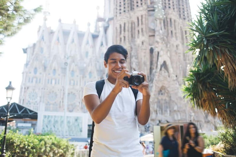 Barcelona: Sagrada Familia Tour with Skip-the-Line Access - Why the Sagrada Familia needs a guided visit