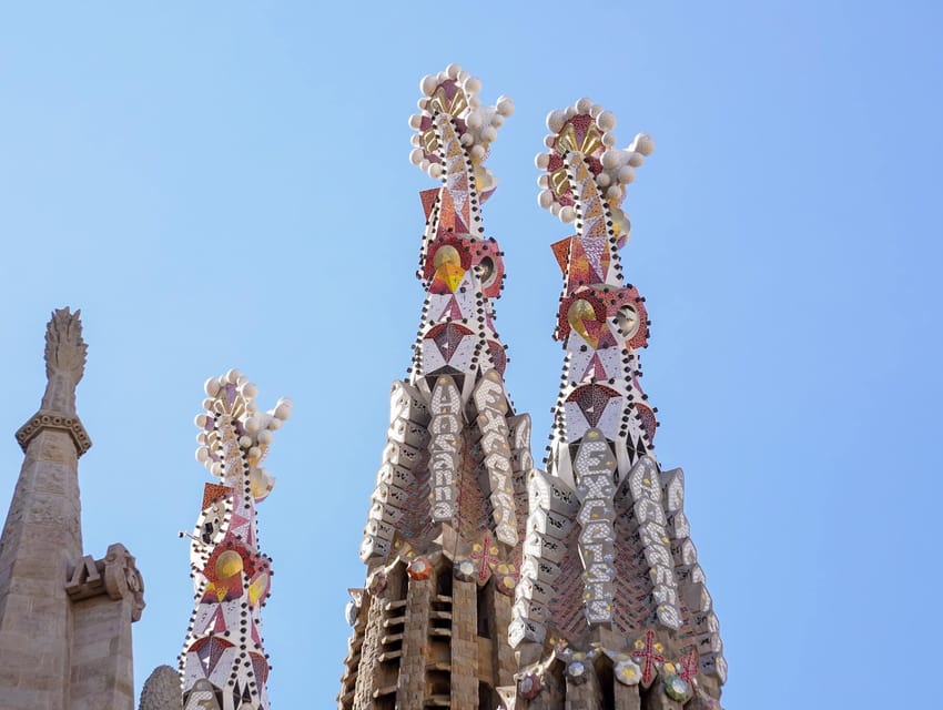 Barcelona: Sagrada Familia with Towers and Park Güell Tour - How the pacing feels on the ground