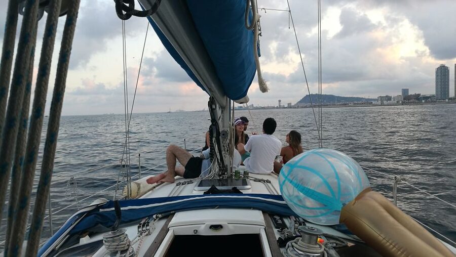 Barcelona: Sailing Trip with Drinks and Snacks - Sagrada Familia, Columbus, and the city skyline