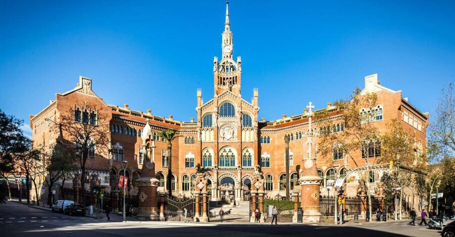Barcelona: Sant Pau Recinte Modernista Entry Ticket - The central courtyard and the garden-city idea
