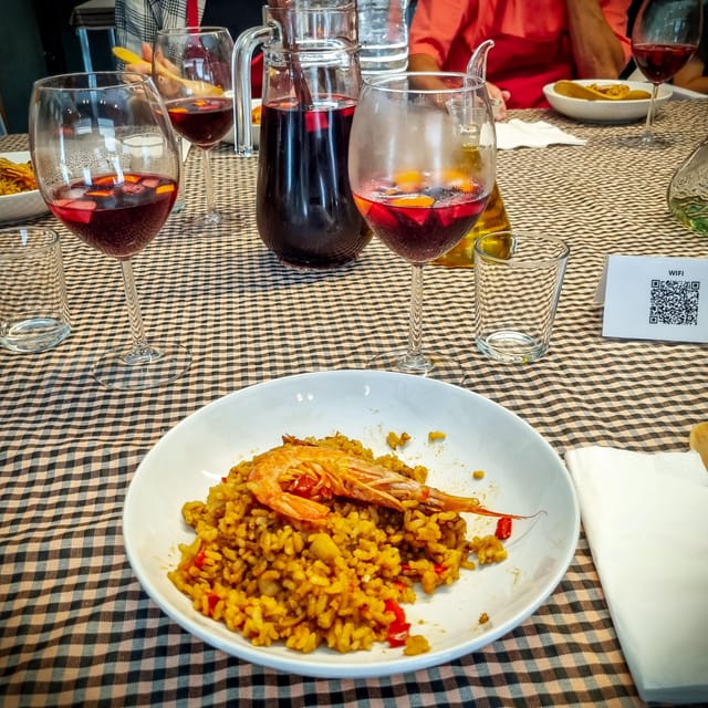 Barcelona: Seafood Paella ★Maestro★ & Tapas & Sangria - Timing, meeting point, and useful planning advice