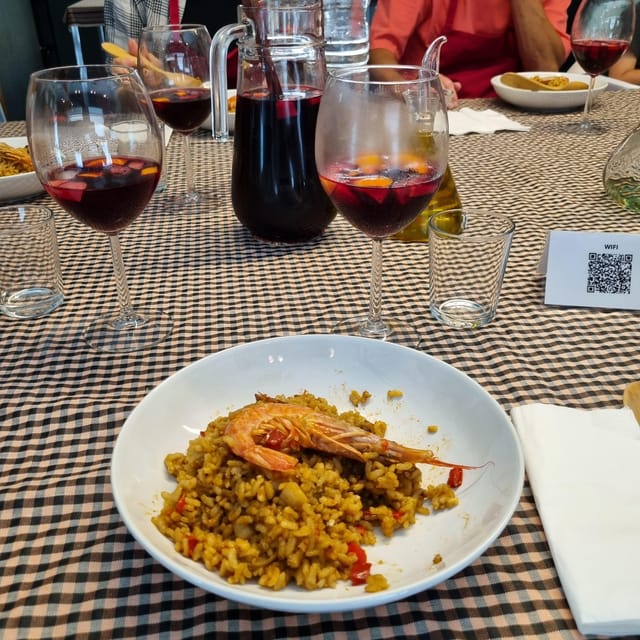 Barcelona: Seafood Paella ★Maestro★ & Tapas & Sangria - The chefs and the tone of the class