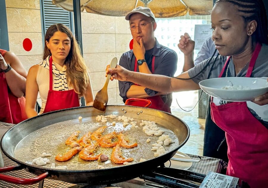 Barcelona: Seafood Paella ★Maestro★ & Tapas & Sangria - Who should book this experience?