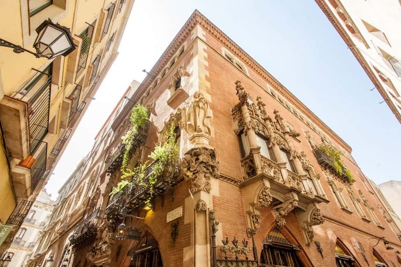 Barcelona: Small Group Picasso Tour with Picasso Museum - Inside the Picasso Museum: 4,200 works across five palaces