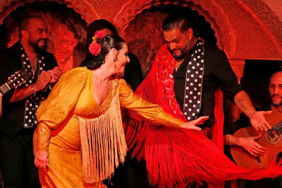 Barcelona: Tablao Flamenco Cordobes Show and Drink in Rambla - Choosing between the show, tapas, and dinner