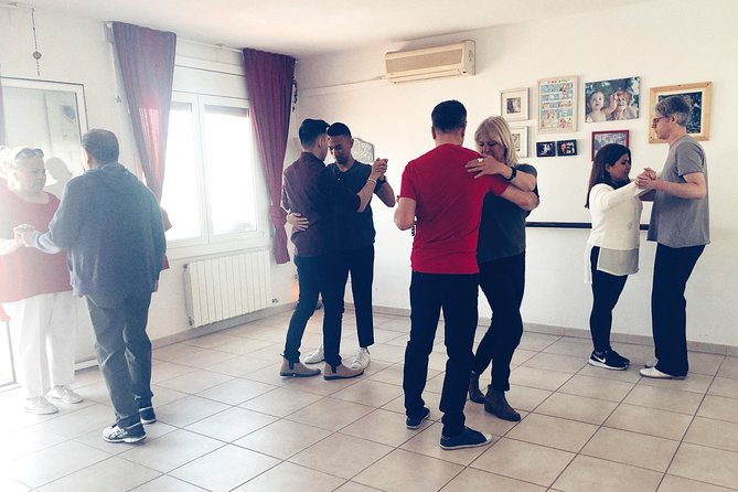 Barcelona Tango Lesson, where passion meets fun - Drinks, conversation, and the social side