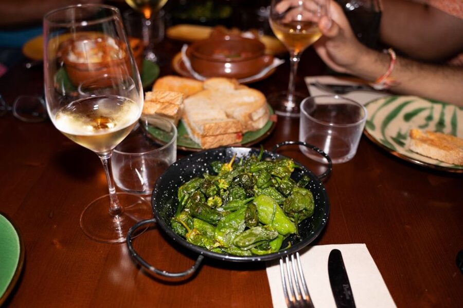 Barcelona: Tapas and Drinks Tour of Old Town - Dietary needs, age limits, and group comfort