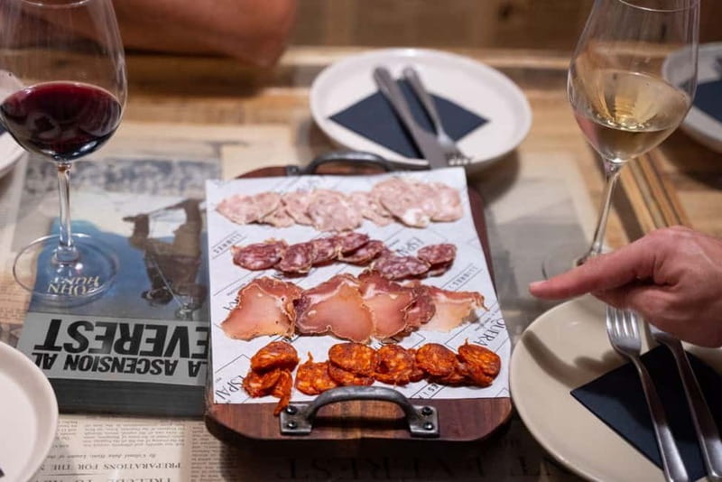 Barcelona: Tapas and Drinks Tour of Old Town - The first stop: a filling bomb and cold beer