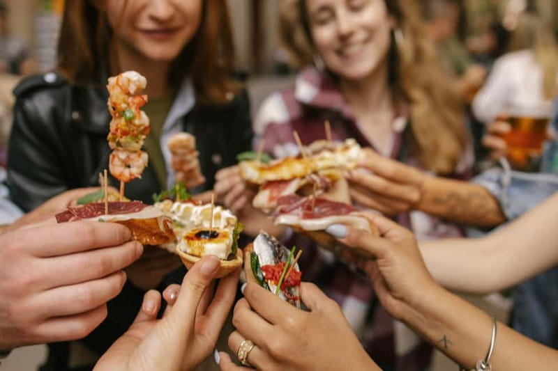 Barcelona: Tapas Food Crawl Walking Tour with Tastings - Starting beside the Correos building