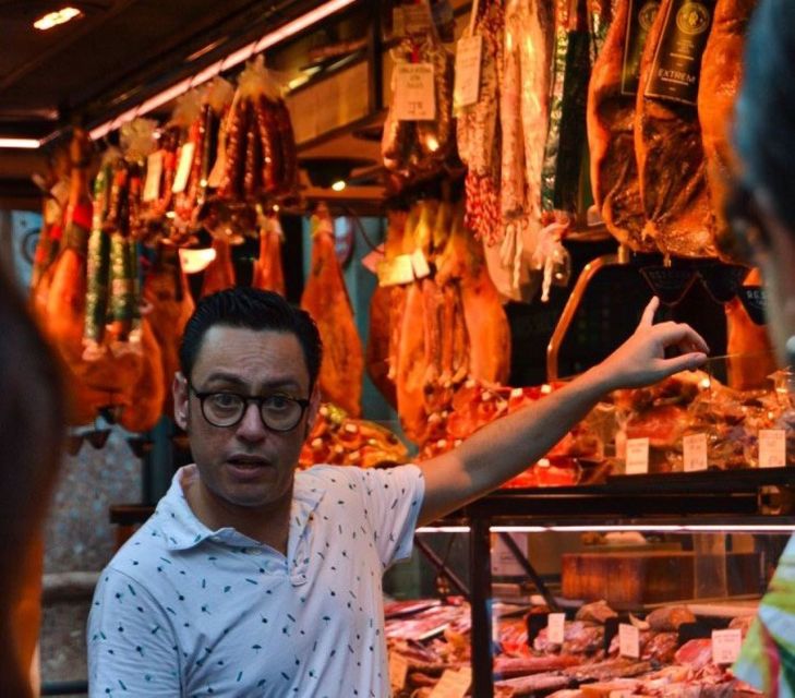 Barcelona: Tapas Walking Tour with Food, Wine, and History - The guides make the difference