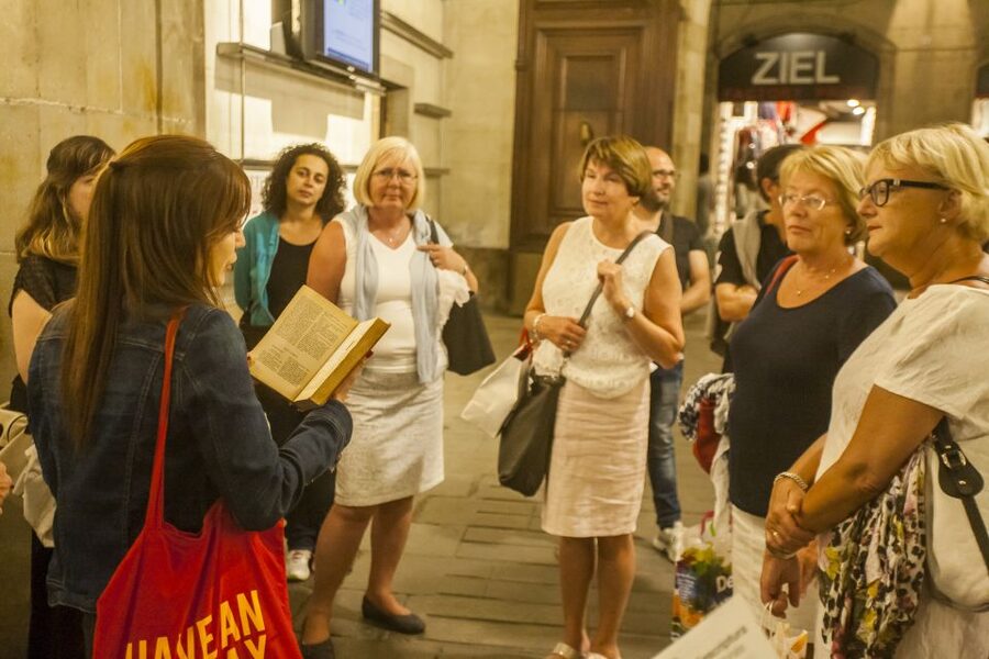 Barcelona: “The Shadow of the Wind” Literary Walking Tour - The guide makes or breaks the experience